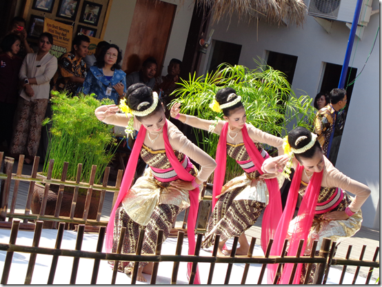 Dancers at opening of Semarang International Batik Festival 